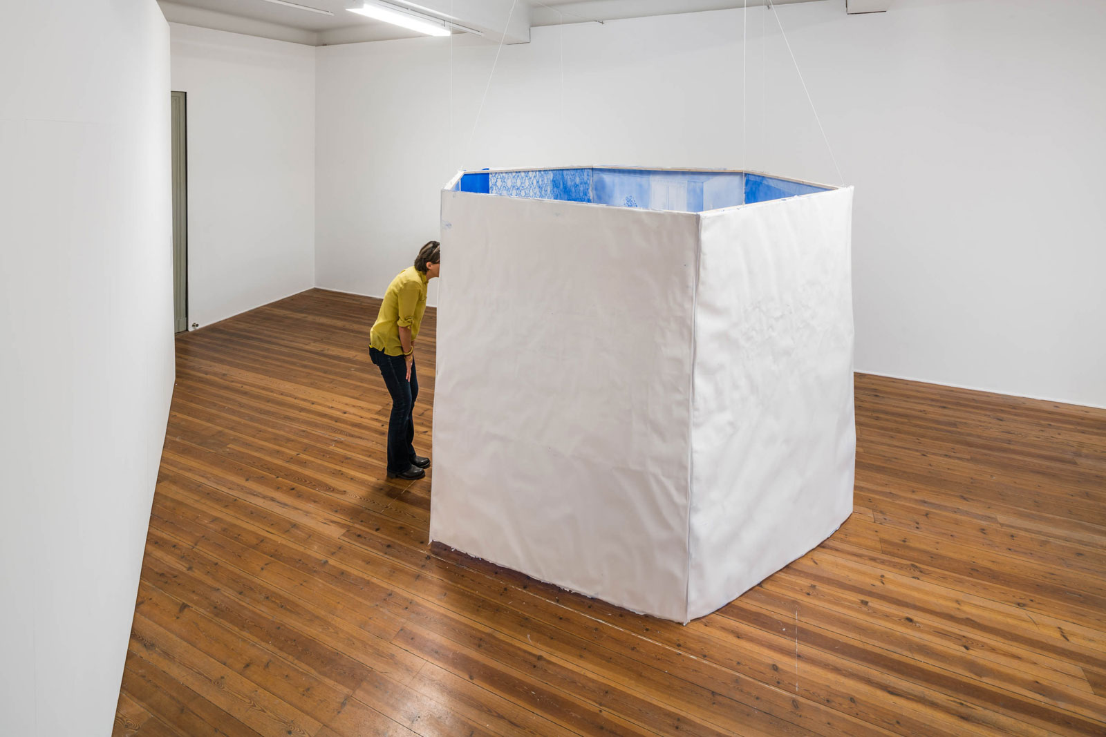 Kristina Bength, "Kobolt; ferromagnetisk, hexagonal tätpackad", 2016, water color on paper, 250 x 150 cm (Uppsala Art Museum)