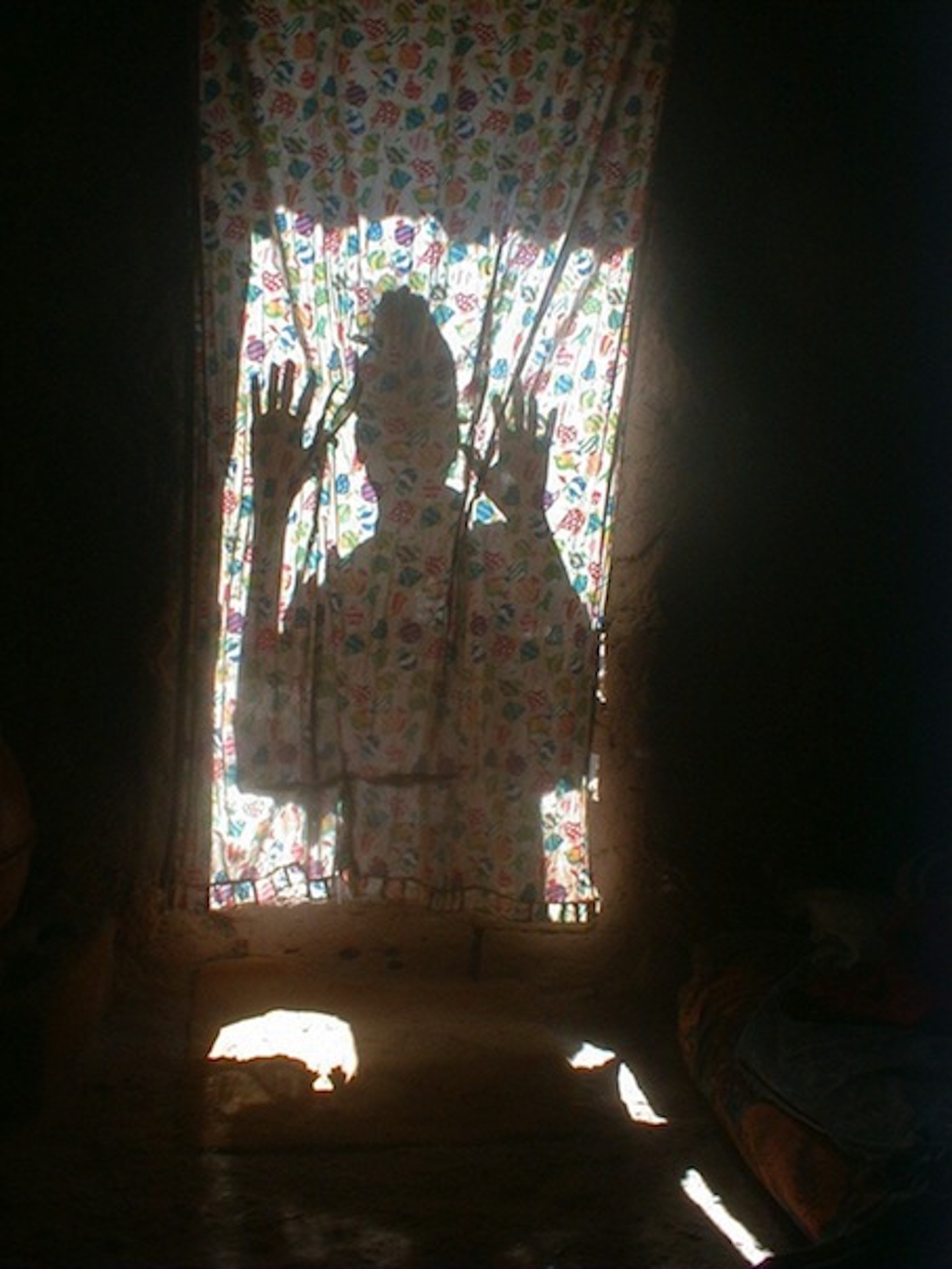 Mohamed Camara, "Le bonjour de vieux Baba faire peur à toute la maison”, 2002, (Chambres maliennes)
48 x 58 cm. (framed), digital c-print, ed. 6/7