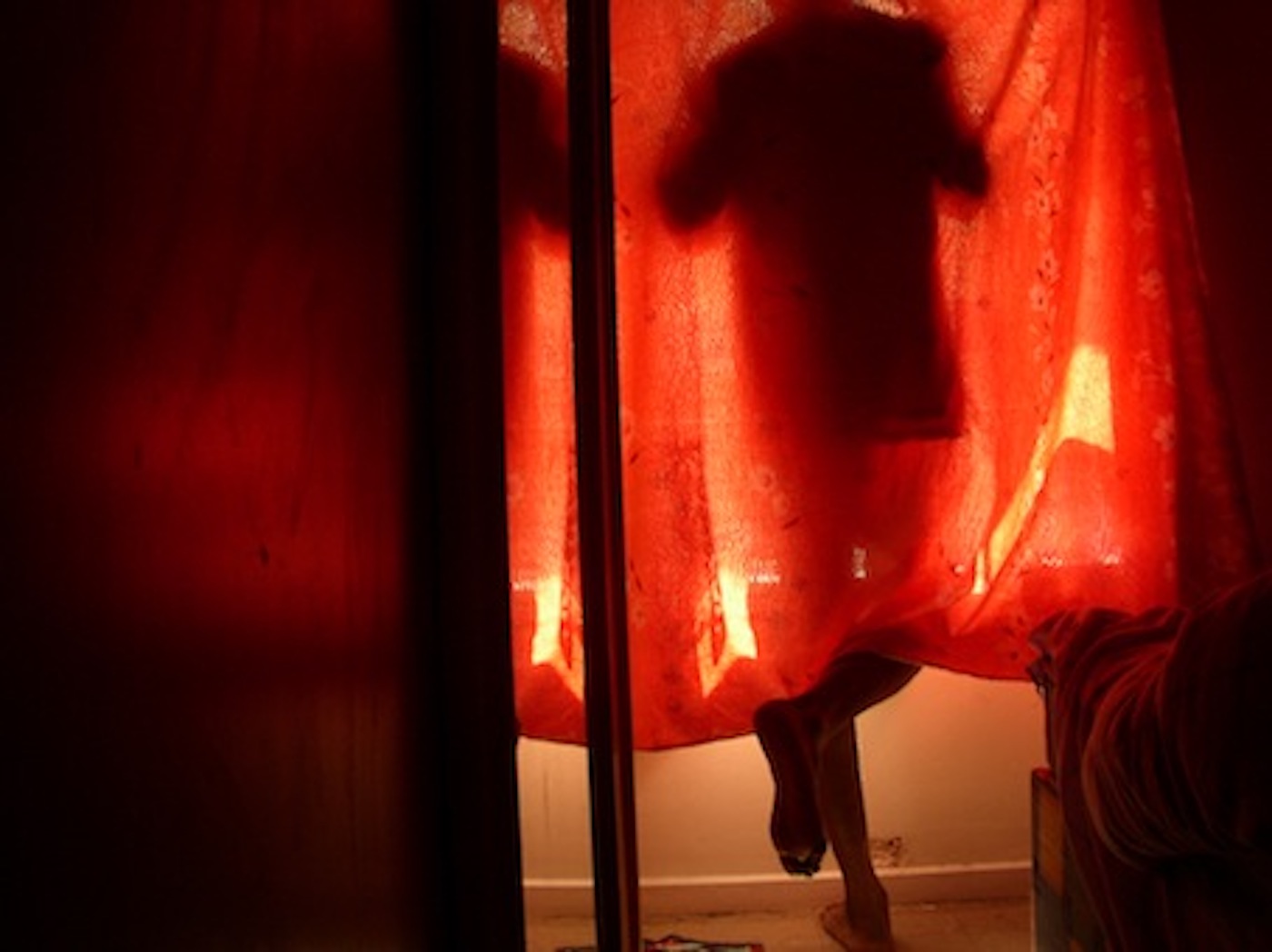 Mohamed Camara, "Certains matins, je commence ma journée á la fenêtre", (Certains Matins) 2006/7, c-print