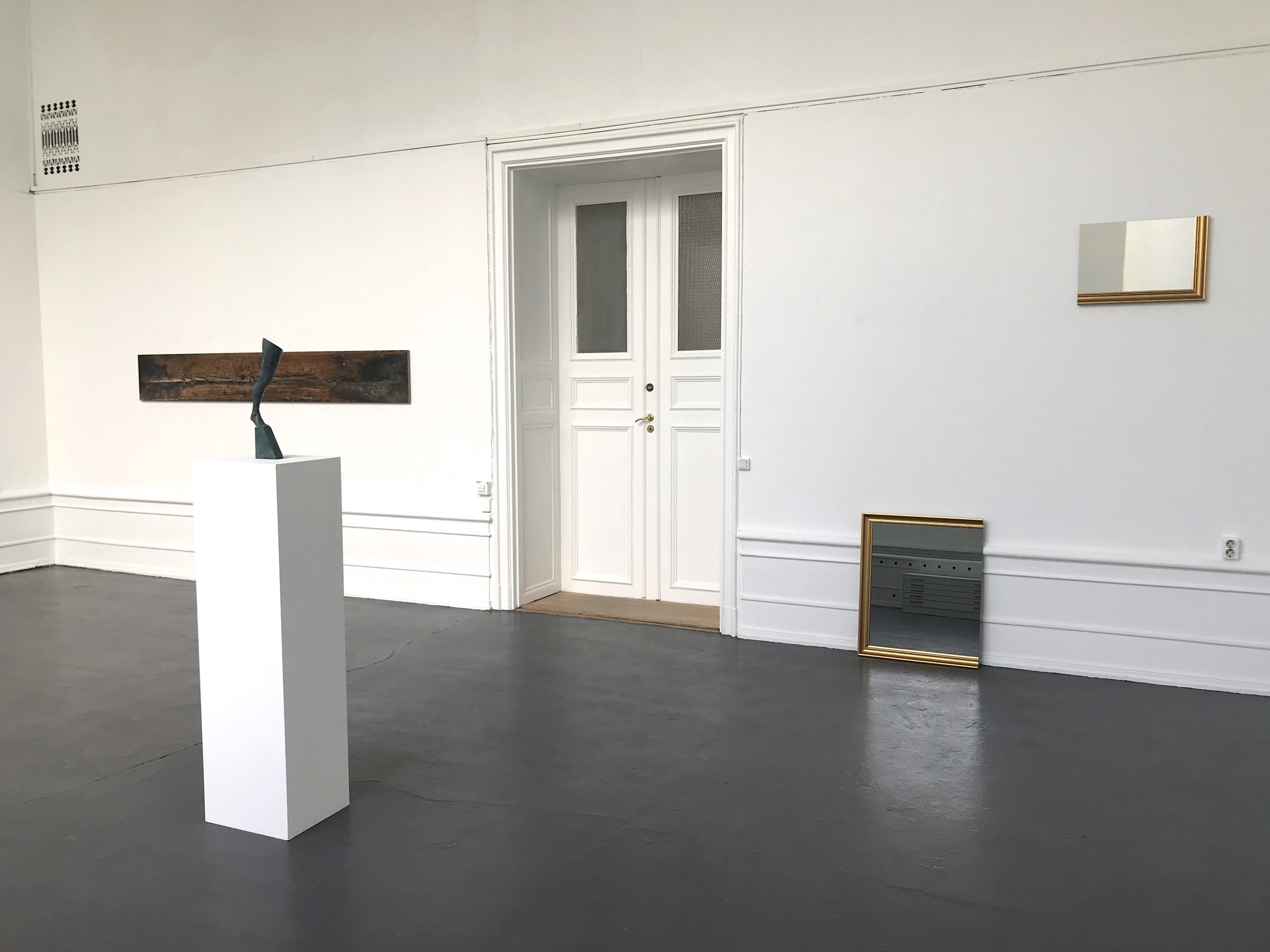 Ande och Materia / Mind and Matter, april 2020. Kristoffer Nilson (photography), Fredrik Wretman (sculpture), Karin Ohlin (Mirror objects)