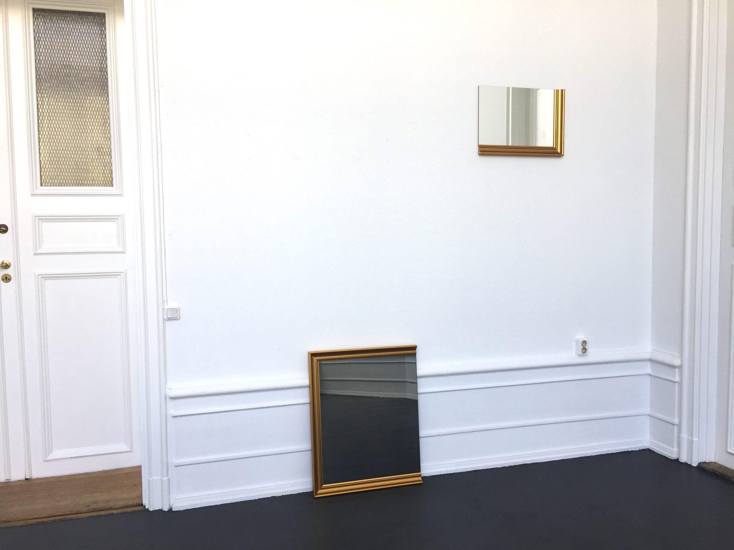 Ande och Materia / Mind and Matter, april 2020. Karin Ohlin, Mirror object VII, 2010-2013
Dark mirror glass, gilded wooden frame
60 x 75 cm, Mirror object V, 2010-2013
Mirror glass, gilded wooden frame, 38 x 53 cm