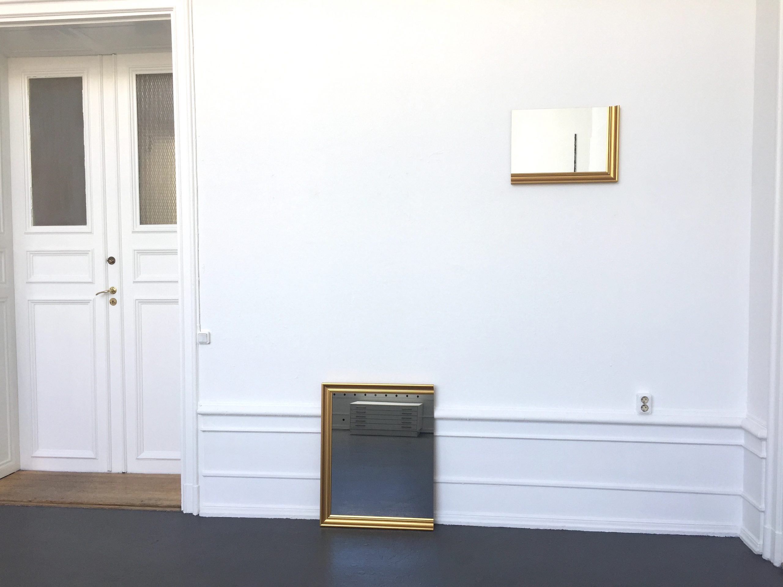 Ande och Materia / Mind and Matter, april 2020. Karin Ohlin, Mirror object VII, 2010-2013
Dark mirror glass, gilded wooden frame
60 x 75 cm, Mirror object V, 2010-2013
Mirror glass, gilded wooden frame, 38 x 53 cm