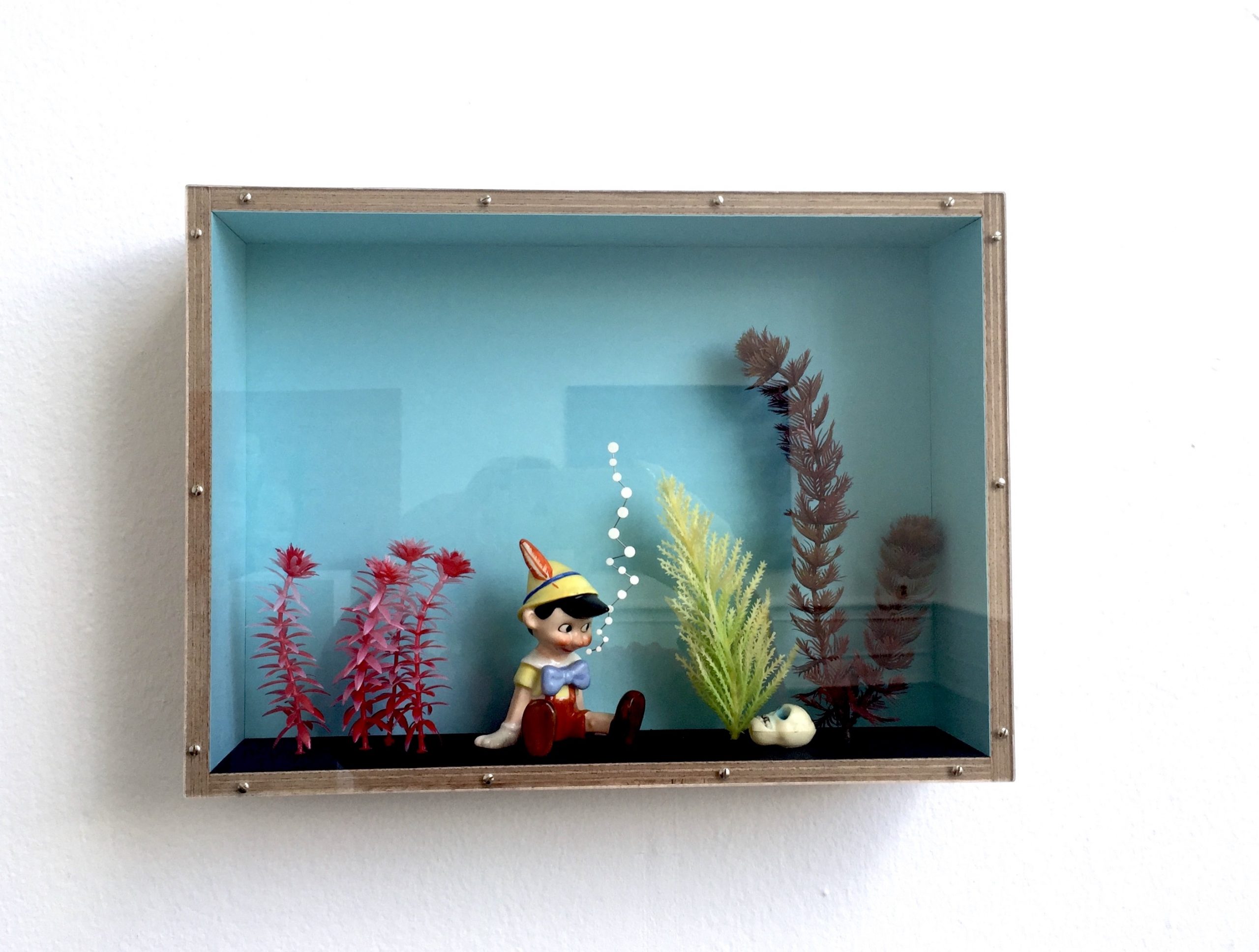 Ande och Materia / Mind and Matter, april 2020. Thomas Olsson, Under ytan, 2019. Porslin, papper, trä, plexiglas
26 x 36 x 8 cm
