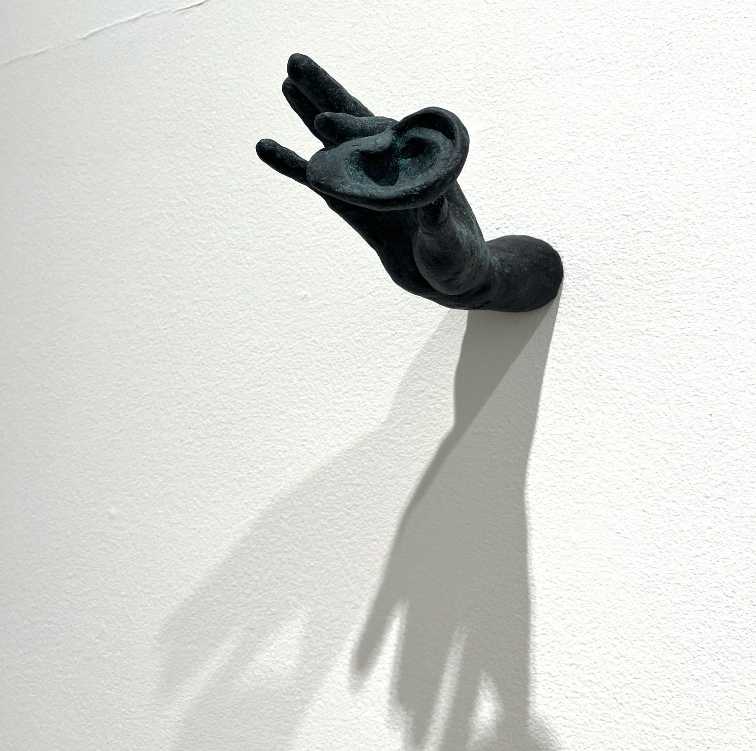 Talk to the Hand, 2023. Brons, 19 cm. b x 12 cm. h
