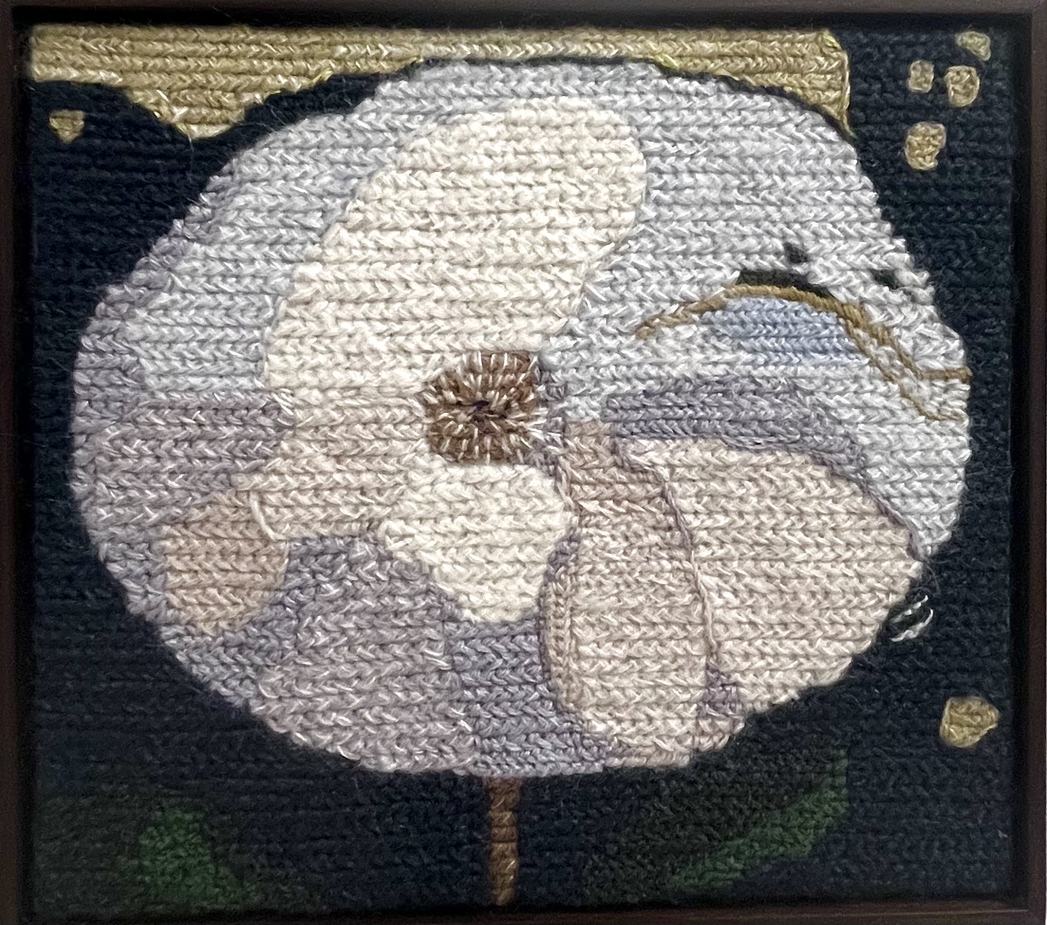 Hjördis Greta Gudmundsdottir:
MASKROS II, 2025
Korsstygn, broderi, ram av lind
25 x 26 cm