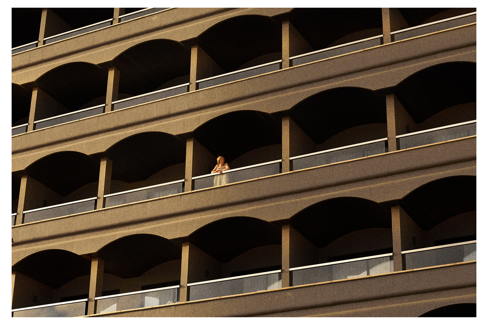 Transit XVII
, 2026
Arcivally Fine Art Pigment Print
upplaga 5 (+ 3 a.p.). Seizes:
1. 30 x 42 cm = 14 000 kr
2. 52 x 77 cm = 25 000 kr
3. 73 x 101 cm = 30 000 kr